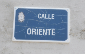 Placa de calle Oriente en una imagen usada para ilustrar la expresión vender la moto.