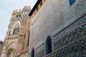 Ábside y muro de la catedral de El Salvador en Zaragoza en una imagen usada para ilustrar la expresión chupar del bote.