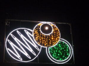 Iluminaciones nocturnas circulares de colores en una imagen usada para ilustrar la expresión sin comentarios.