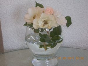 Varias flores blancas en un vaso con agua en imagen usada para ilustrar la expresión qué fuerte.