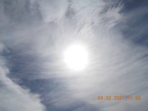 Sol blanco entre nubes en una imagen usada para ilustrar la expresión alma cándida.
