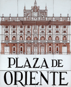 Placa de azulejos del ceramista Alfredo Ruiz de Luca con imagen y título de la Plaza de Oriente de Madrid, en una imagen usada para ilustrar la expresión salir por peteneras.