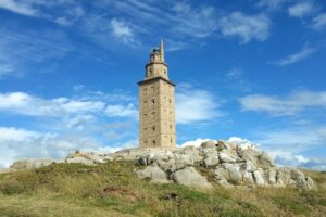 Imagen de la Torre de Hércules de La Coruña usada para ilustrar la expresión no hay peor cuña que la de la misma madera.