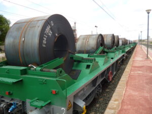 Bobina de placa metálica en un tren de mercancías en una imagen usada para ilustrar la expresión no comerse una rosca.