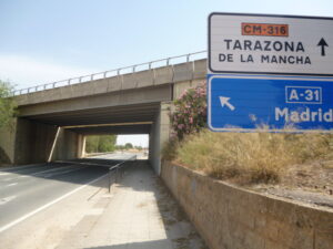 Cartel de carretera de Tarazona de La Mancha en imagen usada para ilustrar la expresión dar el coñazo.