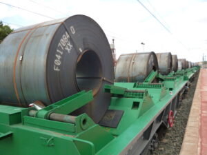 Imagen de un rollo de placa metálica transportada por un tren usada para ilustrar la expresión dar el pego.