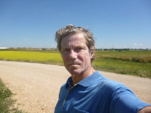 Imagen de un muchacho en un camino rural usada para ilustrar la expresión el hombre y el oso cuanto más feo más hermoso.