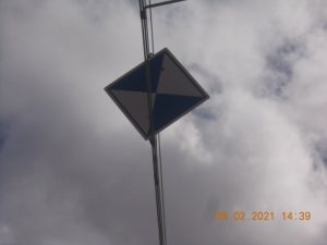 Señal ferroviaria cuadrada de dibujos triangulares blanco y azul en una imagen usada para ilustrar la expresión arrumbar en el desván de.