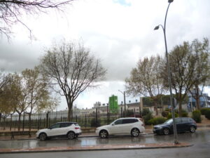 Exterior del parque de La Cañada de La Roda en un día de lluvia, en imagen usada para ilustrar la expresión tener el santo de cara.