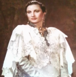 Imagen de la jotera aragonesa Mari Carmen Gaudioso usada para ilustrar la expresión poner cual no digan dueñas.