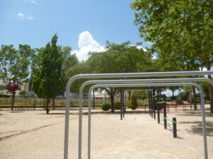 Barras paralelas en un parque de calistenia en una imagen usada para ilustrar la expresón sin prisa pero sin pausa.