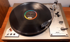 Disco de vinilo en un plato reproductos en una imagen usada para ilustrar la expresión a pasos agigantados.
