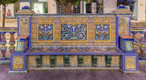 Imagen de un colorido banco de la Plaza Alta de Algeciras usada para ilustrar la expresión cuestión de fondo.