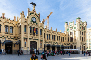 Estación de ferrocarriles de Valencia en una imagen usada para ilustrar la expresión entrar en barrena en el blog Expresiones del Español.