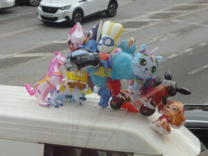 Globos de colores con figuras del gusto del público infantil en una imagen usada para ilustrar la expresión tirar la casa por le ventana.