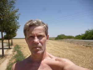 Imagen de un hombre rubio con el torso desnudo usada para ilustrar la expresión no llegarle la camisa al cuerpo a alguien.