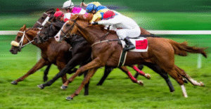Imagen de caballos en plena carrera usada para ilustrar la expresión poner a los pies de los caballos.