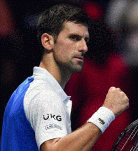 Imagen del tenista servio Novak Djokovic usada para ilustrar la expresión El abrazo del oso en el blog Expresiones del español.