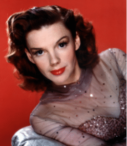 Imagen de la actriz y cantante estadounidense Judy Garland usada para ilustrar la expresión con armas y bagajes.