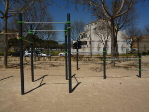 Barras de calistenia en un parque en La Roda de Albacete, en una imagen usada para ilustrar la expresión defenderse como gato panza arriba.