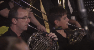 Músicos tocando la tuba en una imagen usada para ilustrar la expresión meter la pata hasta el corvejón.