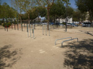 Imagen de un parque de calistenia en La Roda de Albacete usada para ilustrar la expresión a ojos vista.
