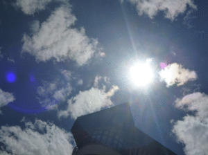 Imagen del sol usada para ilustrar la expresión poner el grito en el cielo.poner el grito en el cielo 