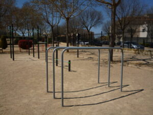Barras en un parque de calistenia de La Roda de Albacete, en una imagen usada para ilustrar la expresión partirle la cara a alguien.