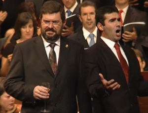 El barítono Andoni Sarobe y el tenor Víctor Castillejo en el Brindis de la ópera de Emilio Arrieta titulada Marina. Una imagen usada para ilustrar la expresión echar alguien su cuarto a espadas en el blog Expresiones del Español.