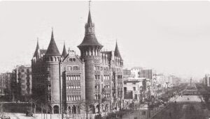 Imagen de un antiguo edificio de Barcelona usada para ilustrar la expresión salir de pobre.