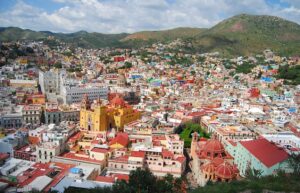 Vista aérea de la ciudad mejicana de Zacatecas, en una imagen usada para ilustrar la expresión a todo tren.