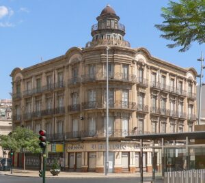 Antiguo y bello edificio de la ciudad española de Almería en una imagen usada para ilustrar la expresión por así decir.