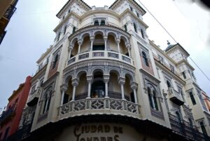 Edificio del antiguo establecimiento Ciudad de Londres en la calle Cuna de Sevilla, en una imagen usada para ilustrar la expresión CON EL CORAZÓN ENCOGIDO.
