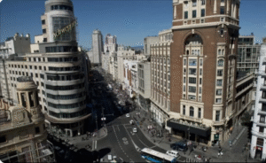 Imagen de la Gran Vía de Madrid usada para ilustrar la expresión largo y tendido.