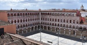 Plaza Alta y Casas Pintadas de Badajoz en una imagen usada para ilustrar la expresión todo vale.