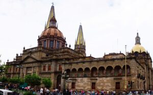 Sede de la Arquidiócesis de Guadalajara (Méjico), en una imagen usada para ilustrar la expresión sacar pecho.