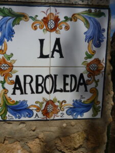 Azulejos con las palabras La Arboleda, una imagen usada para ilustrar la expresión si levantara la cabeza.