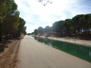 Imagen del canal Tajo-Segura a su paso por las cercanías de Fuensanta, en la provincia de Albacete. Usada para ilustrar la expresión tener visos de.