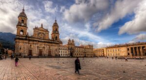 Plaza Bolívar de Bogotá en una imagen usada para ilustrar la expresión hacer mutis por el foro.