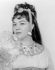 Imagen de la mezzosoprano Fiorenza Cossotto usada para ilustrar la expresión a reserva de que.