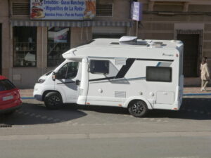 Autocaravana aparcada en una imagen usada para ilustrar la expresión a cala y a prueba.