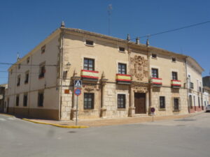 Gran casa de La Mancha en una imagen usada para ilustrar la expresión POCO DURA LA ALEGRÍA EN CASA DEL POBRE.