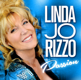 Imagen de la cantante neoyorquina Linda Jo Rizzo usada para ilustrar la expresión española a años luz.
