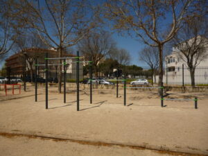Barras de dominadas en un parque de calistenia en La Roda de Albacete, en una imagen usada para ilustrar la expresión no se pescan truchas a bragas enjutas.