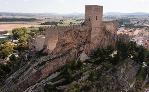 Foto del castillo de Almansa usada para ilustrar la expresión mentar la bicha.