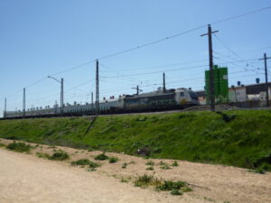 Locomotora de tren que arrastra chasis en una imagen usada para ilustrar la expresión perder el tren.
